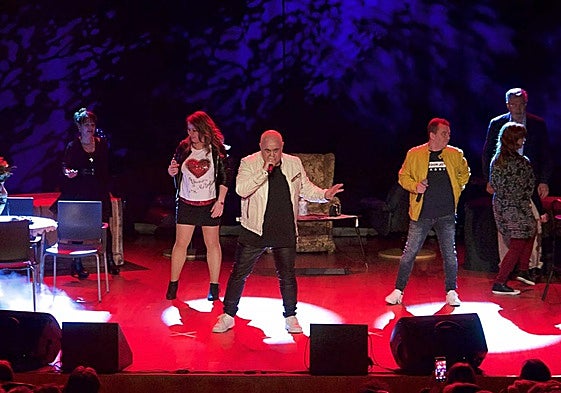 Momento de la puesta en escena del musical «Memorables décadas».