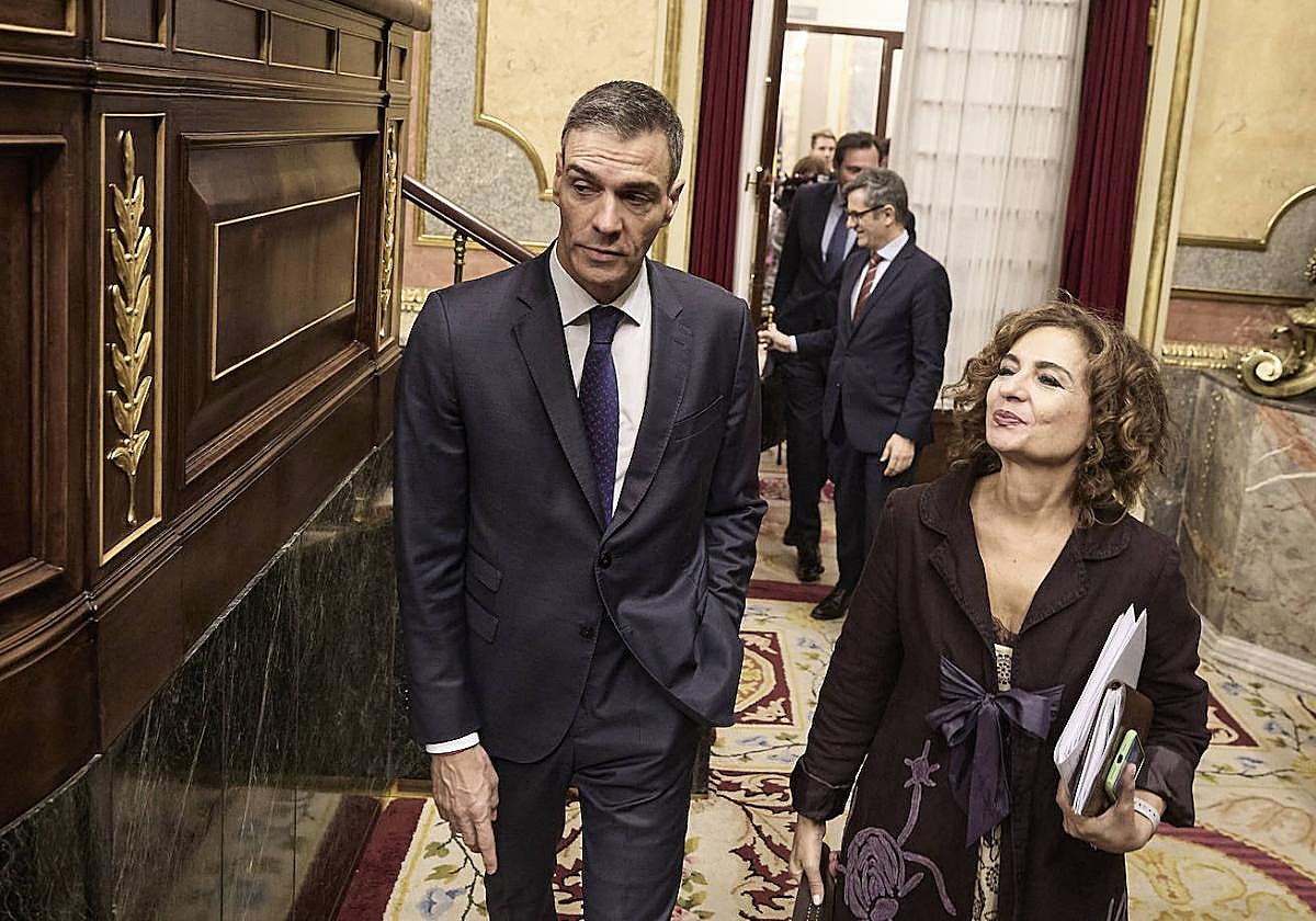 Pedro Sánchez y María Jesús Montero, en el Congreso de los Diputados.