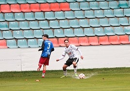 El balón en medio de un charco en el encuentro del juvenil.