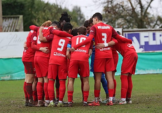 Los jugadores del Santa Marta se conjuran antes de partido ante La Virgen del Camino.
