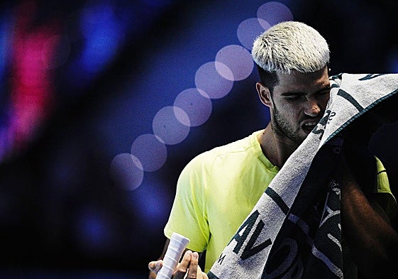 Carlos Alcaraz sucumbe ante el 'Maestro' Sinner en Turín