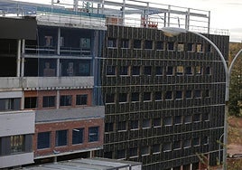 Aspecto de la fachada del bloque de consultas, que se está recubriendo con aislante sectorizado por plantas.