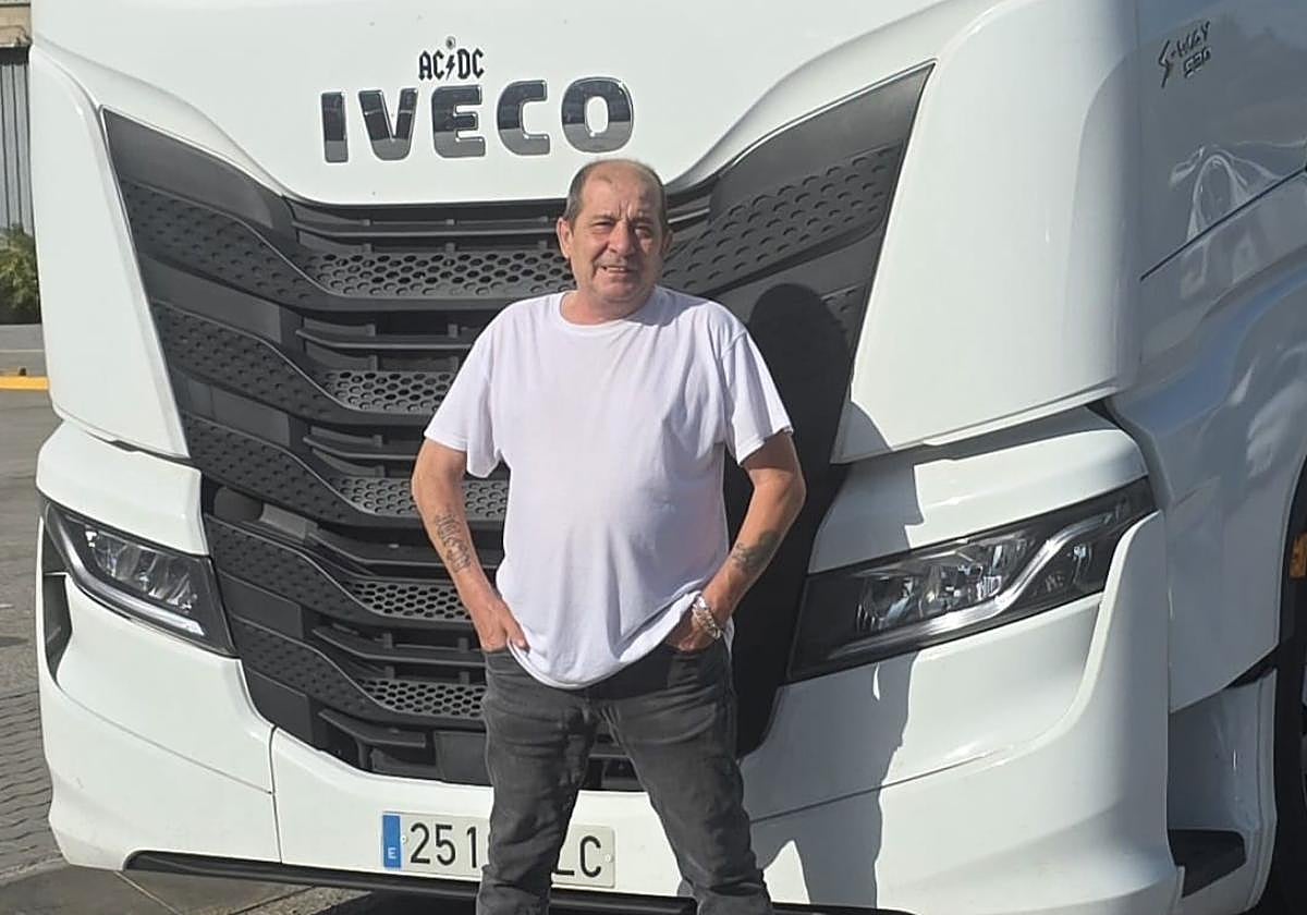 Miguel Ángel Marcos Herrero con 37 años al volante posa delante de su camión en una parada.