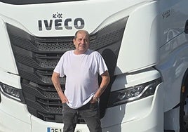 Miguel Ángel Marcos Herrero con 37 años al volante posa delante de su camión en una parada.