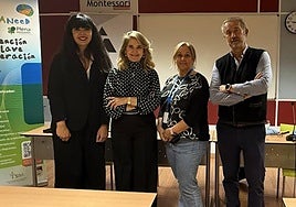 El equipo de Fundaneed, en una de sus charlas a las familias.