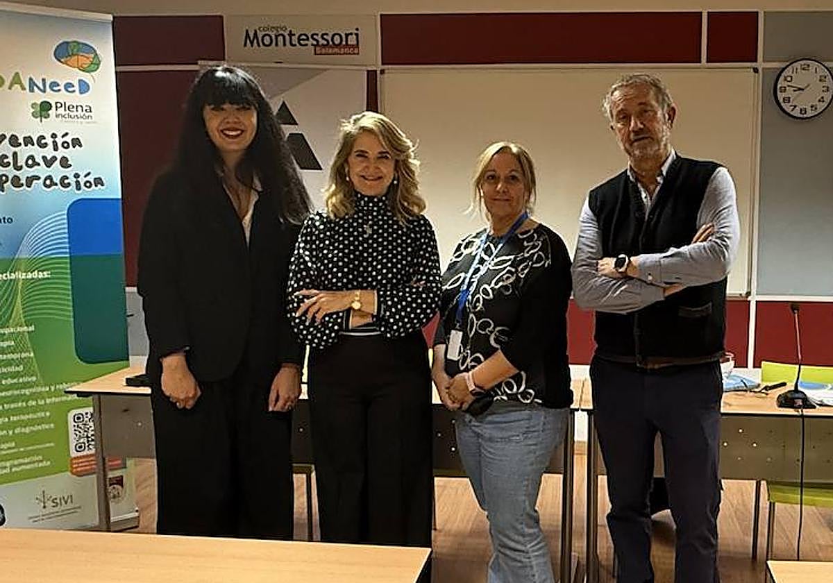 El equipo de Fundaneed, en una de sus charlas a las familias.