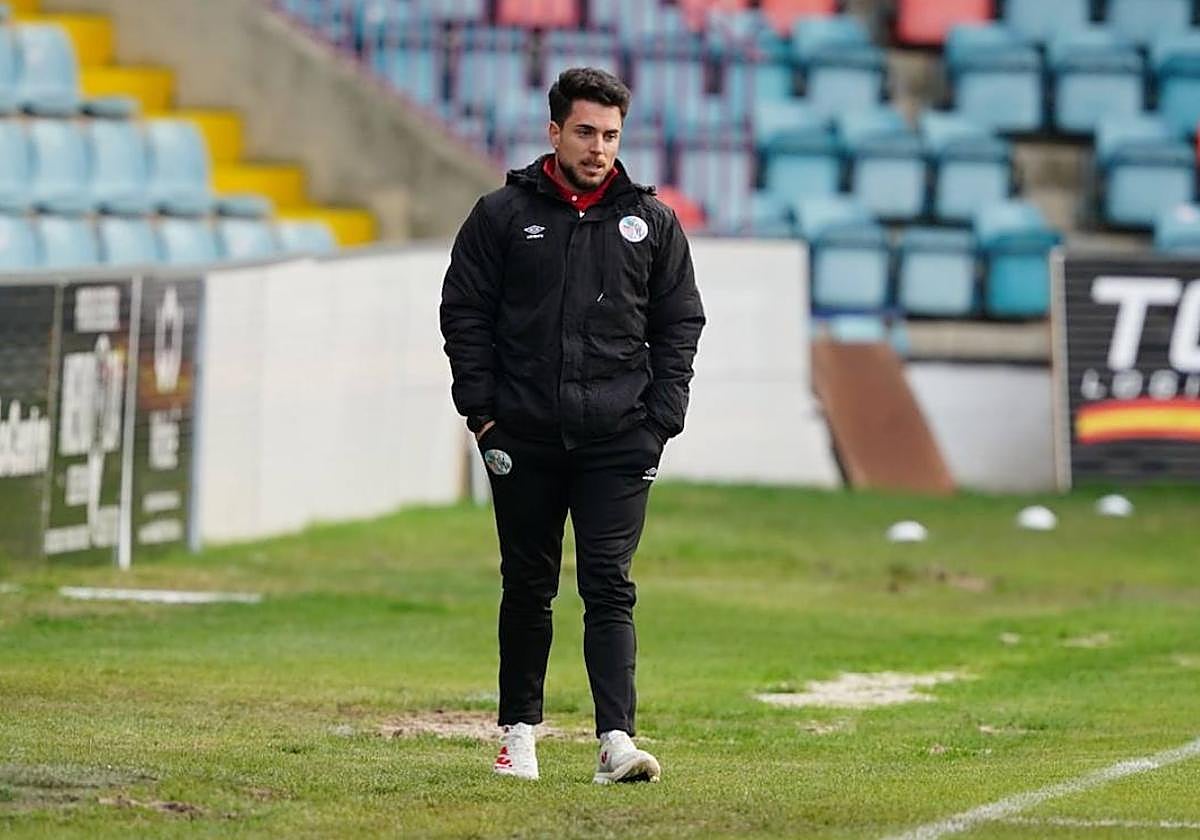 Jorge García en el área técnica del Salamanca UDS durante el partido contra el Ávila.