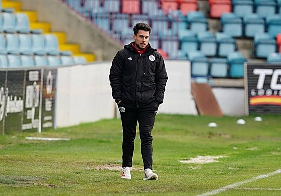 Jorge García en el área técnica del Salamanca UDS durante el partido contra el Ávila.