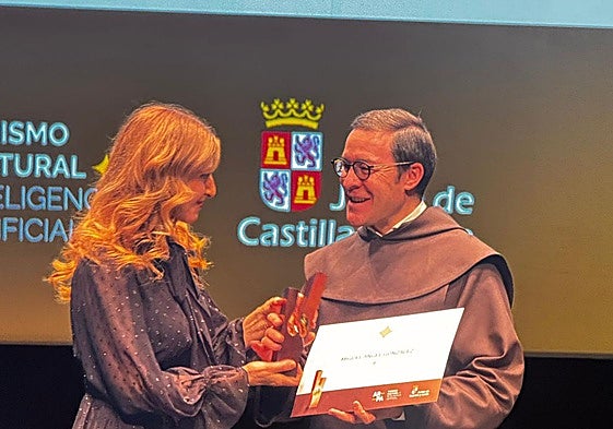 Mar Sancho hizo entrega a Miguel Ángel González del reconocimiento.