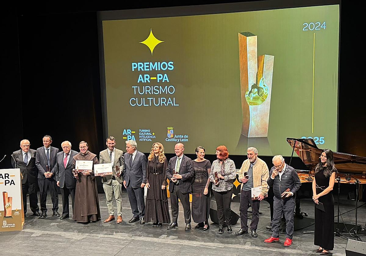 Imagen principal - El prior Carmelita Miguel Ángel González, recibe el premio AR-PA 2024