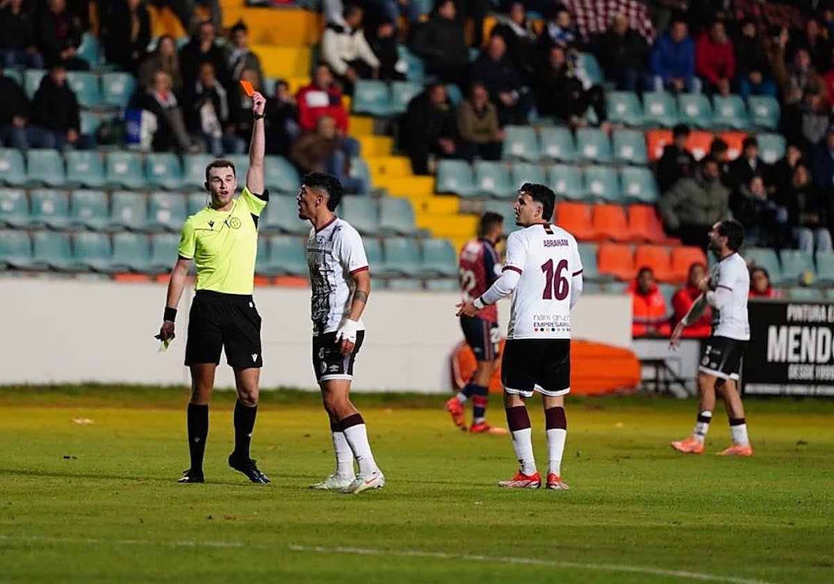 El colegiado envía a la caseta a Servetti en el minuto 70 de partido.