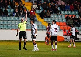 El colegiado envía a la caseta a Servetti en el minuto 70 de partido.