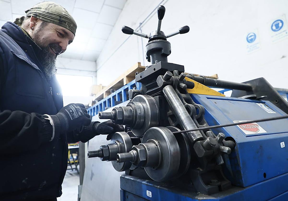 Un trabajador del sector industrial durante su jornada de trabajo.