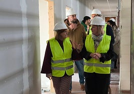 Carmen Ávila y Leticia García visitan las obras del edificio municipal