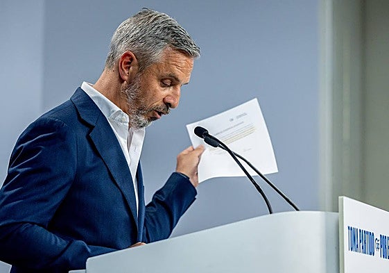 El ministro de Transportes y Movilidad Sostenible, Óscar Puente, y el director de Europa Press, Javier García Vila, durante un desayuno informativo de Europa Press, en el Hyatt Regency Hesperia Madrid, a 17 de noviembre de 2025.
