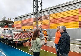 Responsables municipales de Carbajosa en la zona deportiva.