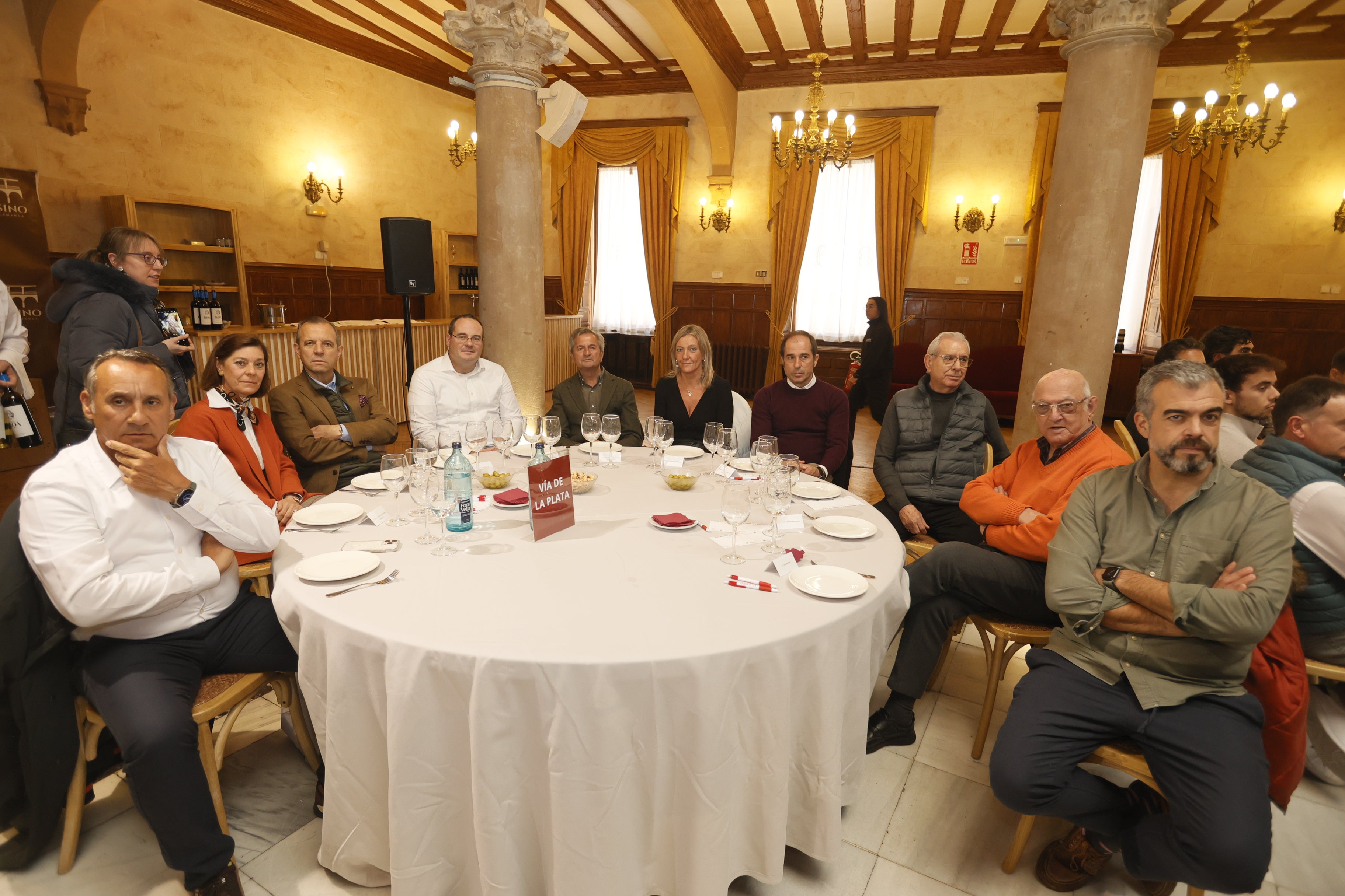 José Martín, Nieves Flores, Javier Bartol, Juan José Morales (Ayuntamiento la Vellés), Antonio Marín Pérez-Tabernero, Marta Silva (LA GACETA), José Luis Rodríguez (Ternera Charra), Francisco Alonso (Alcalde de Cipérez), José María Díaz Mesonero y Pedro Díaz.