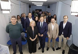 La consejera Leticia García y Carlos García Carbayo, en la reunión con los empresarios.