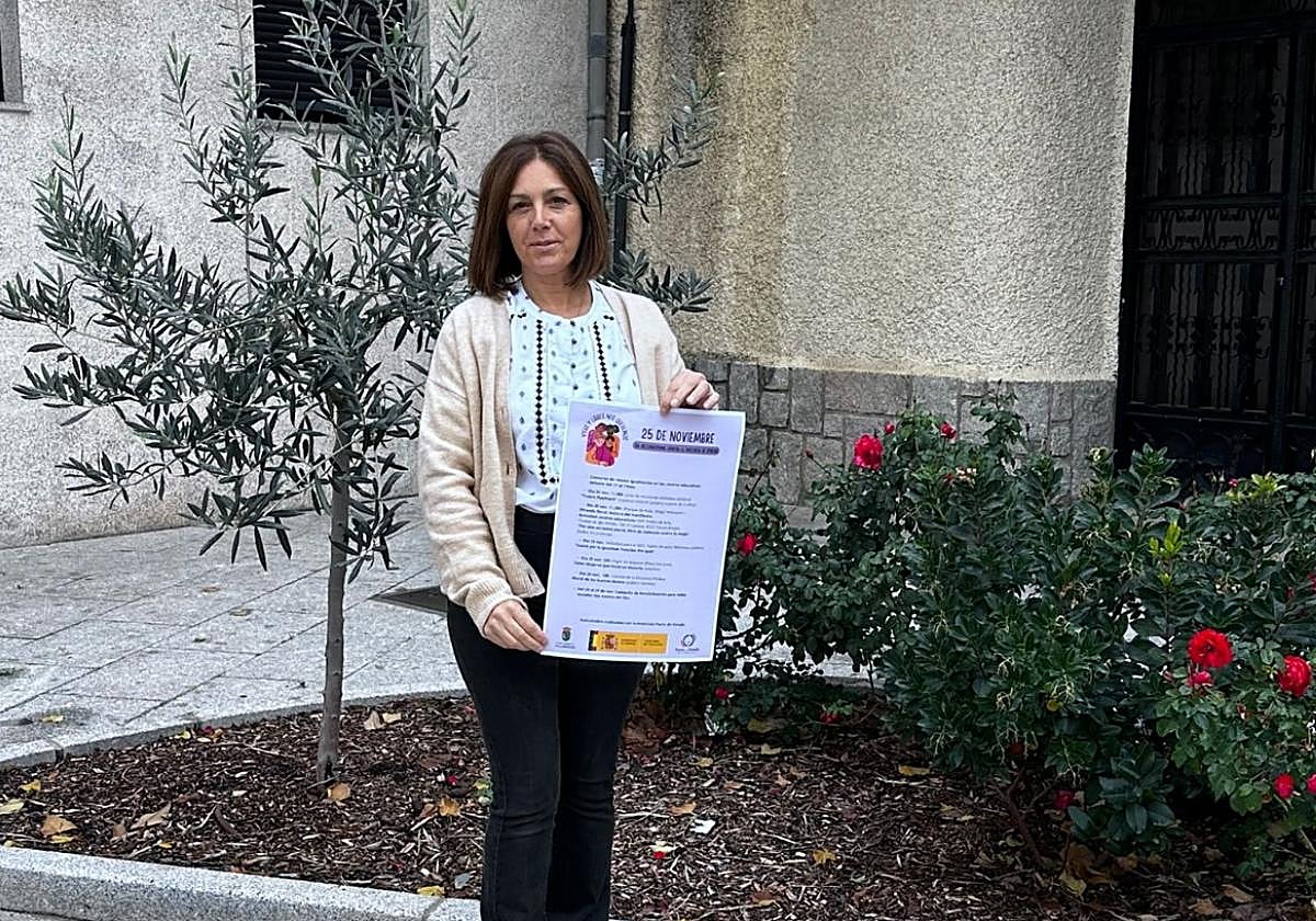 La concejala de Igualdad, María Soledad García, con el cartel.