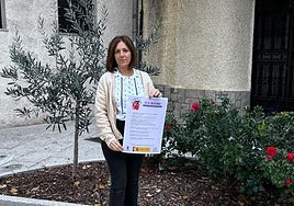 La concejala de Igualdad, María Soledad García, con el cartel.