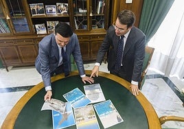 El presidente de la Diputación de Almería, Javier Aureliano García, y el diputado provincial de Turismo, Fernando Giménez.