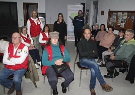 Gema, de pie, flanqueada por Elías Fraile y Jonathan Andrino.