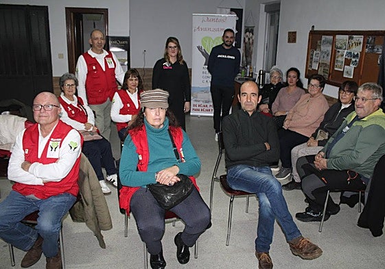 Gema, de pie, flanqueada por Elías Fraile y Jonathan Andrino.