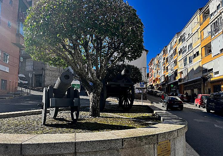Imagen de los cañones obra del escultor bejarano Ricardo Martín Vázquez.