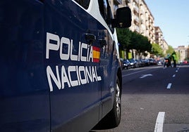Un furgón de la Policía Nacional, circulando por la capital.