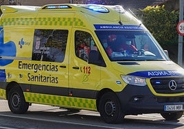 Una ambulancia, circulando por la capital.