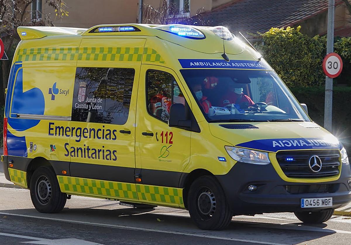 Una ambulancia, circulando por la capital.