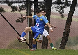 Un jugador del cadete del Doñinos controla el cuero durante el partido contra el Guijuelo en El Escobal-Joaquín Grimaldo.