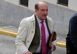 Joaquín Moeckel, abogado de Cayetano Rivera, a su llegada al juicio tras el accidente.