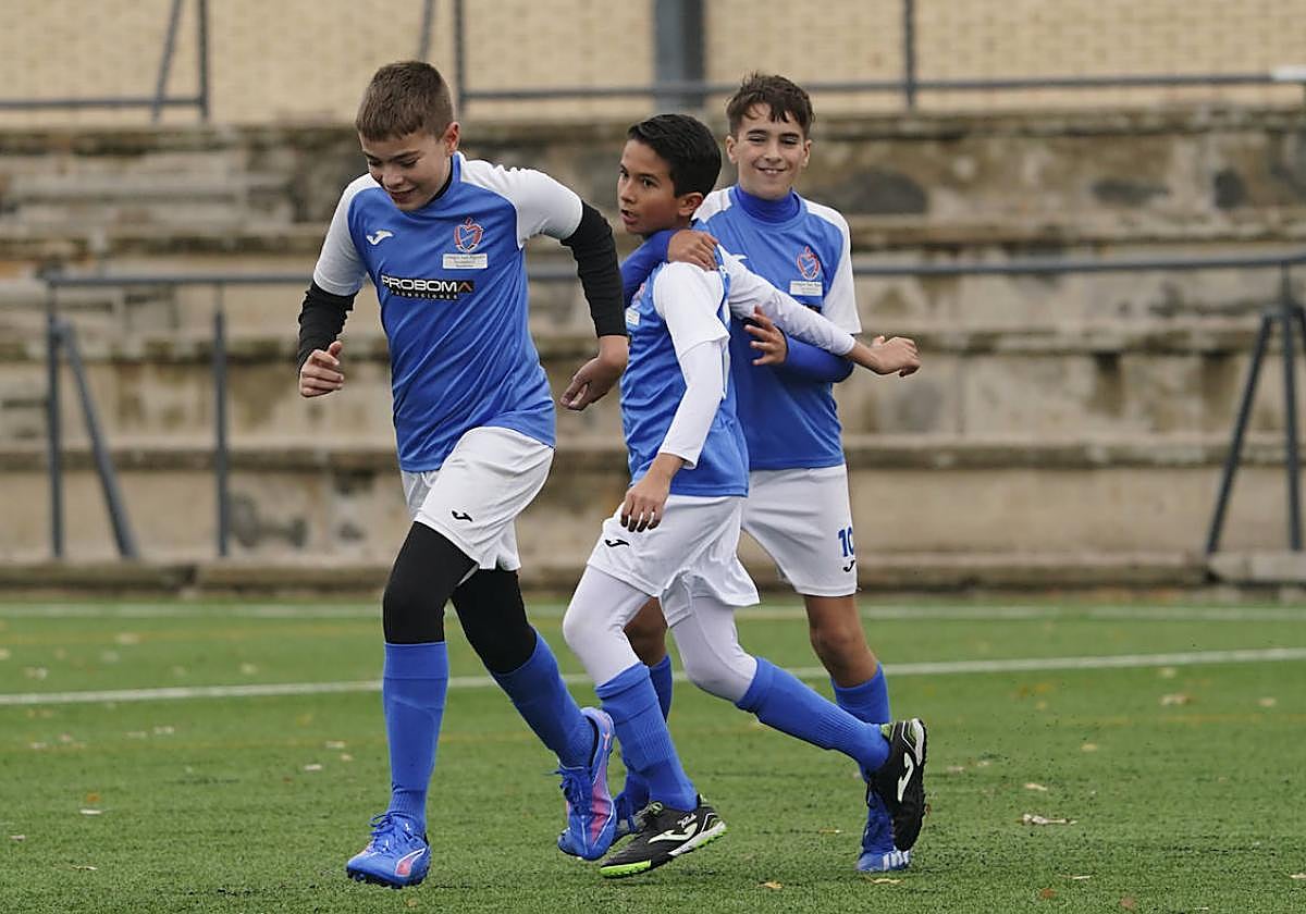 Los jugadores del San Agustín celebran uno de los tantos contra el Jai Alai en la cita liguera en el Rosa Colorado.