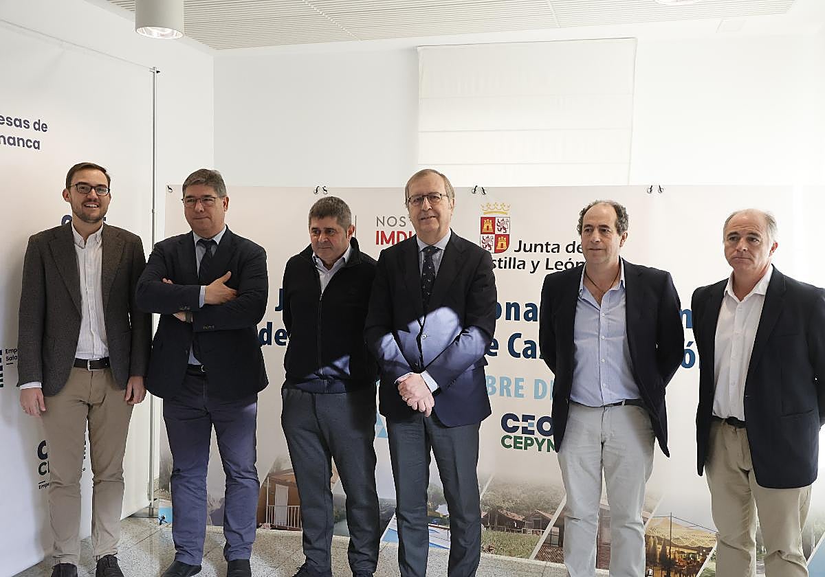 El concejal de Cultura del Ayuntamiento, Ángel Fernández; el presidente de CEOE-Cepyme, Paulino Benito; el presidente de ASECAL, Ignacio Reguero; el director general de Turismo de Castilla y León, Ángel González; Juan Agustín Fernández, de AESCAM, y el diputado de Turismo de la Diputación de Salamanca, Juan Carlos Zaballos.