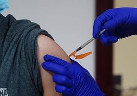 Un joven se vacuna contra la gripe.