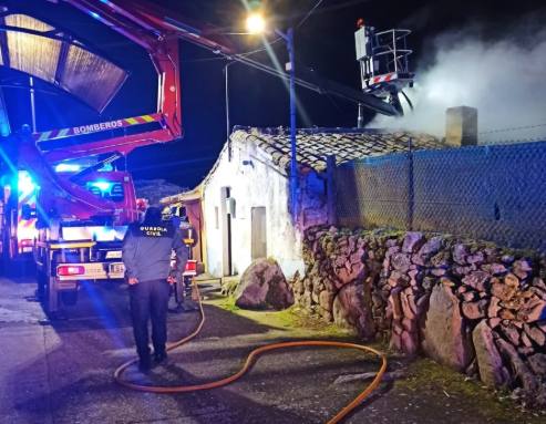 La Guardia Civil de Salamanca y los Bomberos de la Diputación de Salamanca, en el lugar del incidente.