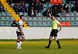 Pablo Servetti, siendo amonestado este pasado domingo en el Helmántico.
