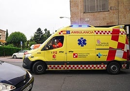 Una ambulancia, circulando por la capital.