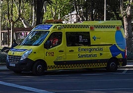 Una ambulancia, circulando por la capital.