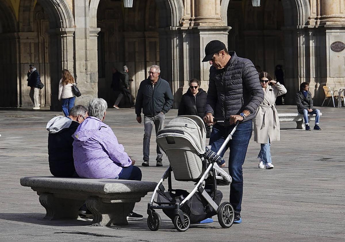 Un hombre con un carro de bebé en la Plaza.