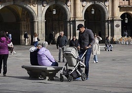Un hombre con un carro de bebé en la Plaza.