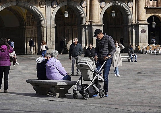 Un hombre con un carro de bebé en la Plaza.