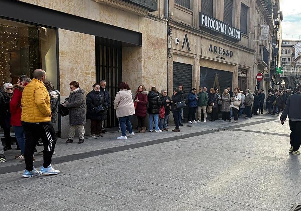 La cola llega hasta los soportales de la Plaza Mayor.
