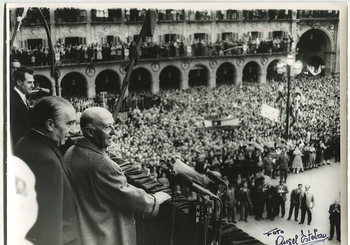 Franco, en el balcón del Ayuntamiento en 1970.