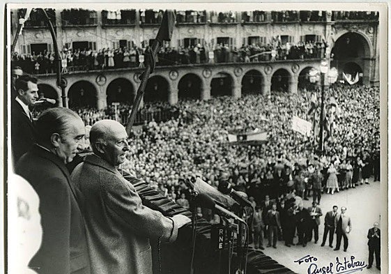 Franco, en el balcón del Ayuntamiento en 1970.
