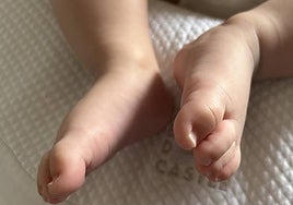 Los pies de un bebé recién nacido.