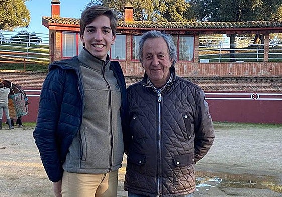El novillero Julio Norte, junto al maestro Capea.