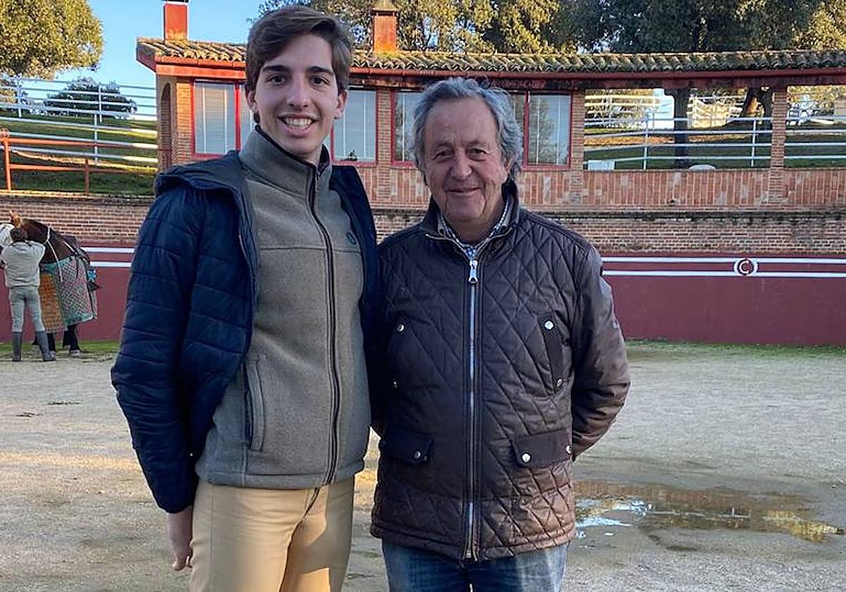 El novillero Julio Norte, junto al maestro Capea.