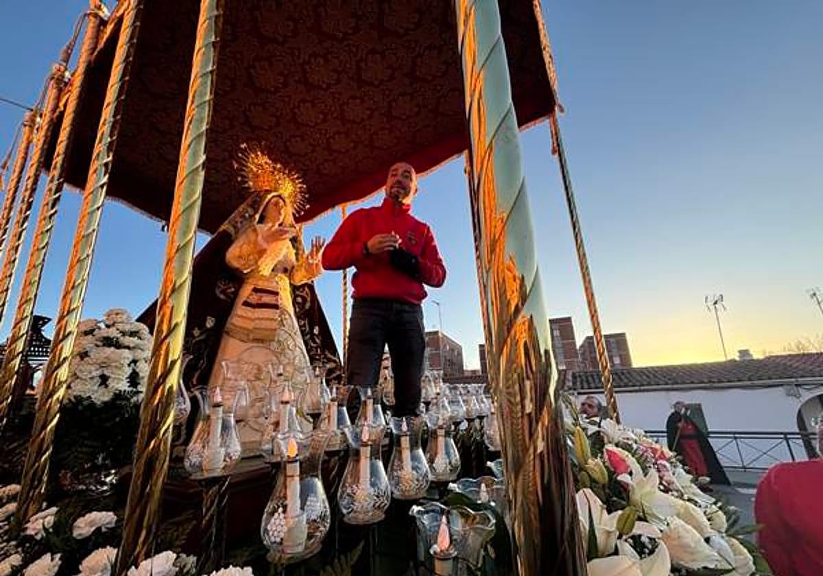 Un cofrade prepara la Virgen de las Lágrimas para la procesión del Martes Santo.